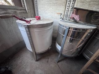 Extractores de miel manuales y electricos economyc