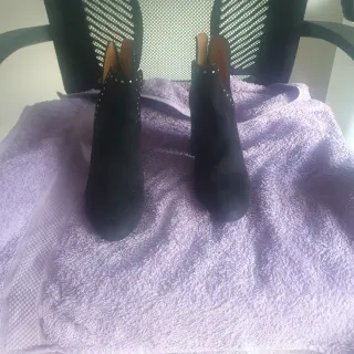 Botines negros tacón tachuelas talla 37