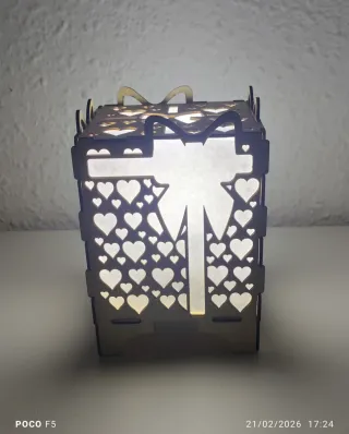 Lámpara decorativa de madera con corazones