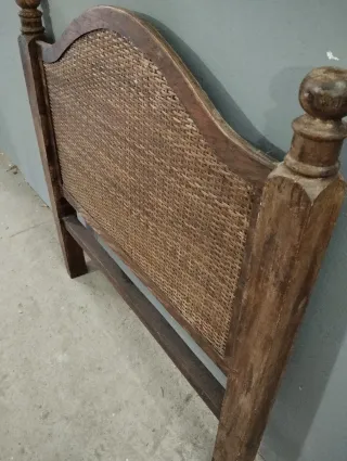 Cabecero de ratán y madera