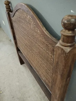 Cabecero de ratán y madera