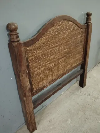 Cabecero de ratán y madera
