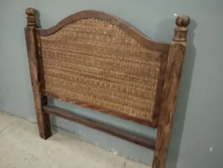 Cabecero de ratán y madera