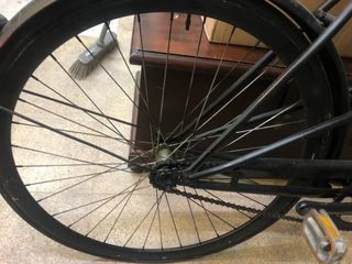 Bicicleta negra vintage ciudad – muy cuidada