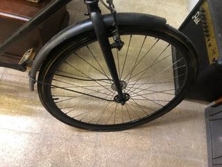 Bicicleta negra vintage ciudad – muy cuidada