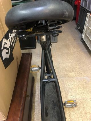 Bicicleta negra vintage ciudad – muy cuidada