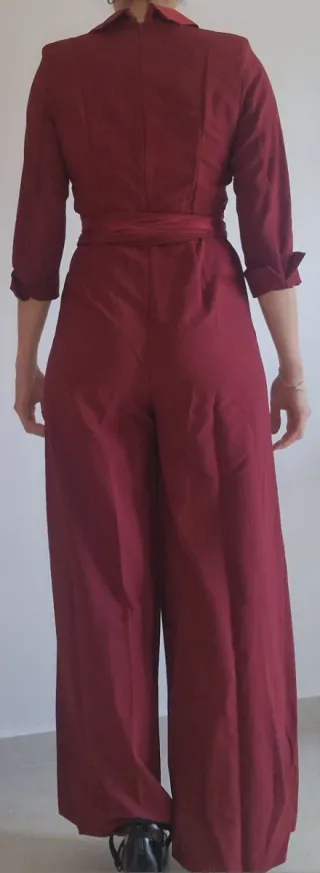 Mono rojo elegante con cinturón