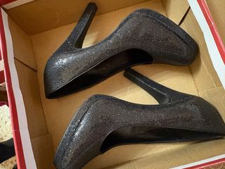 Zapatos de tacón negros y plateados