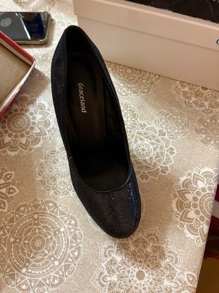 Zapatos de tacón negros y plateados