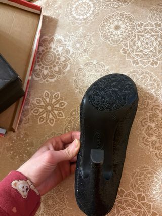 Zapatos de tacón negros y plateados