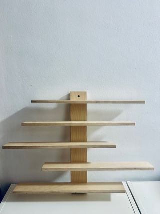 Estantería de madera escalonada