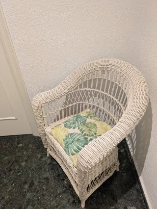 Silla de mimbre blanca con cojín
