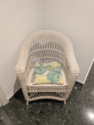 Silla de mimbre blanca con cojín