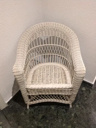 Silla de mimbre blanca con cojín