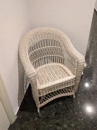 Silla de mimbre blanca con cojín