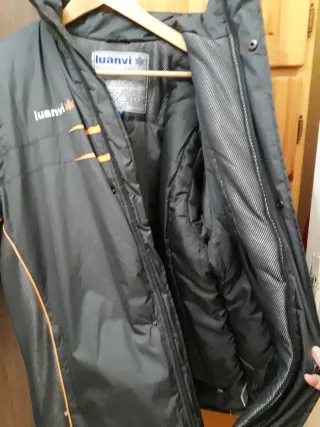 Anorak Luanvi hombre negro y naranja