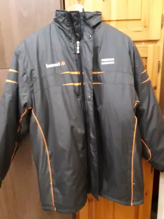 Anorak Luanvi hombre negro y naranja