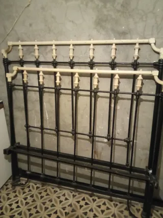 Cama antigua de metal