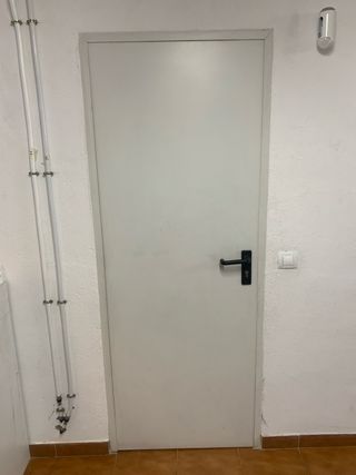 Puerta nueva desmontada