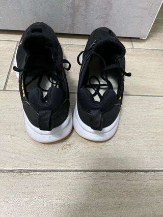 Scarpe Puma nere e gialle