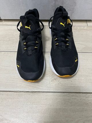 Scarpe Puma nere e gialle