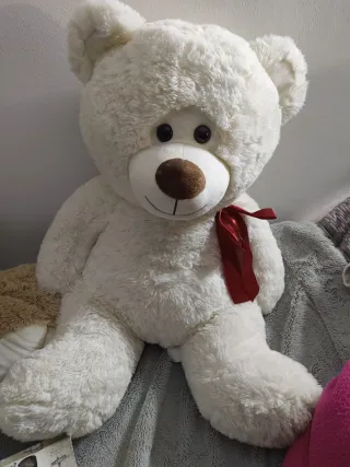 Orso bianco con fiocco rosso