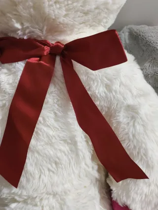 Orso bianco con fiocco rosso