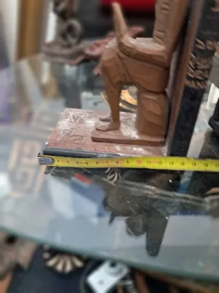 Don Chisciotte e Sancho Panza, portalibri intagliato