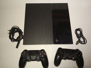 PS4 (Playstation 4) Negra con 2 mandos
