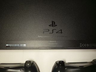 PS4 (Playstation 4) Negra con 2 mandos