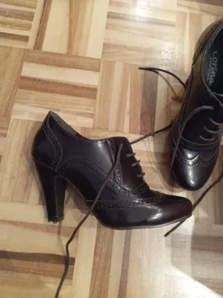 Zapatos de tacón marrones