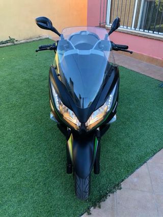 Kawasaki J125 Maxi Scooter Negra y Verde