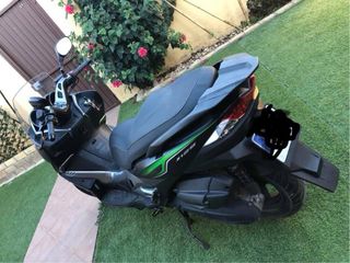Kawasaki J125 Maxi Scooter Negra y Verde