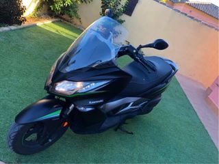 Kawasaki J125 Maxi Scooter Negra y Verde