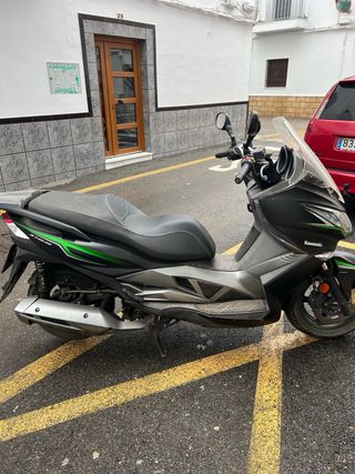 Kawasaki J125 Maxi Scooter Negra y Verde