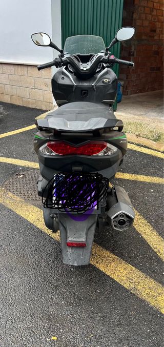 Kawasaki J125 Maxi Scooter Negra y Verde