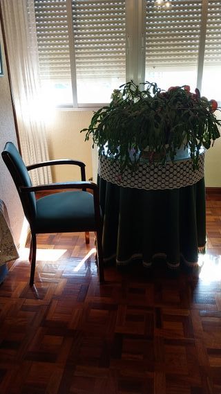 Mesa camilla redonda y silla tapizada