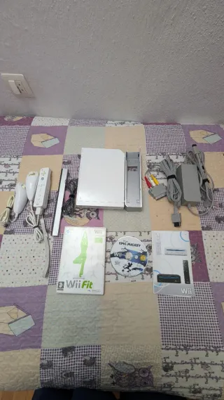 Nintendo Wii + Wii Fit + Epic Mickey