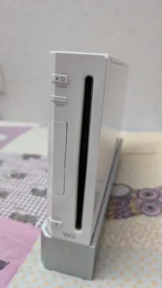 Nintendo Wii + Wii Fit + Epic Mickey