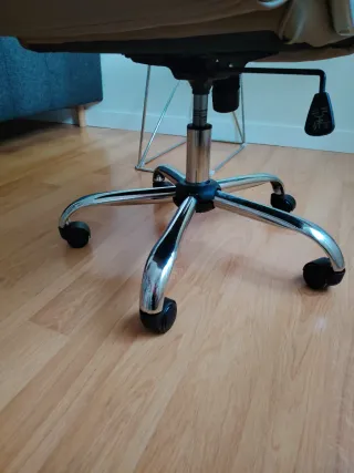 Silla de estudio ergonómica beige y plateada