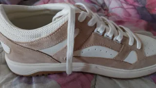 Deportivas Beige y Blancas Talla 44