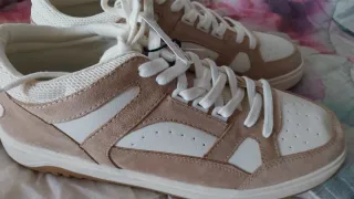 Deportivas Beige y Blancas Talla 44