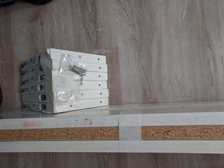 3 Baldas de madera color blancas