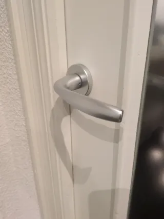 Conjunto 2 puertas madera blanca y cristal.