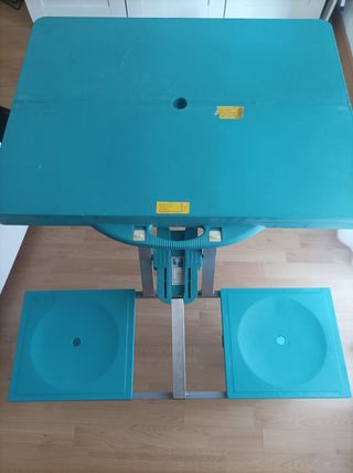 Mesa de camping con asientos