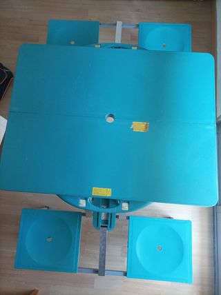 Mesa de camping con asientos