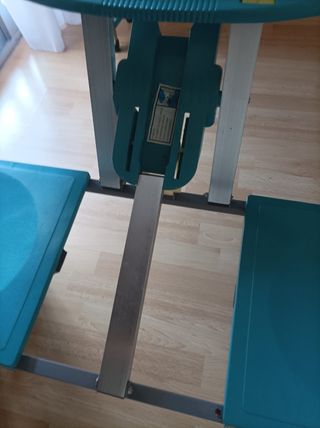 Mesa de camping con asientos