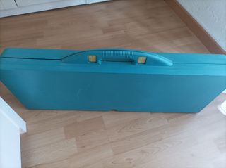 Mesa de camping con asientos