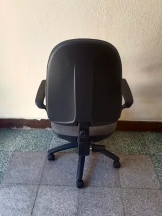 Silla de escritorio gris y negra