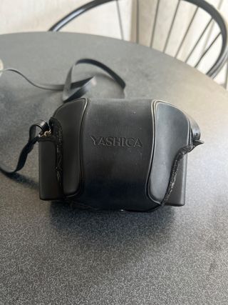 Cámara Yashica Negra